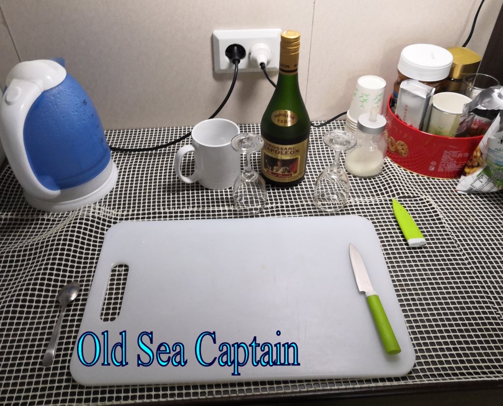 скромный уголок в каюте капитана, где можно попить кофе, чаю и чего-нибудь ещё