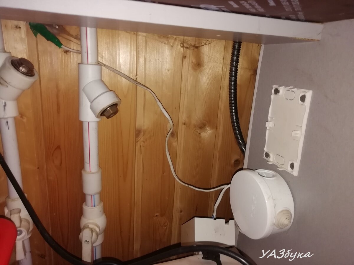 Вот так выполнена самая нагруженная группа розеток на кухне: Из стены выходит обрывок провода с моножилами, к нему прикручен многожильный провод. снаружи все это скрыто от нас зеленой изолентой. В распредкоробке скрутка "раздаёт" электричество на стиральную машину, электрочайник и поджиг газовой плиты