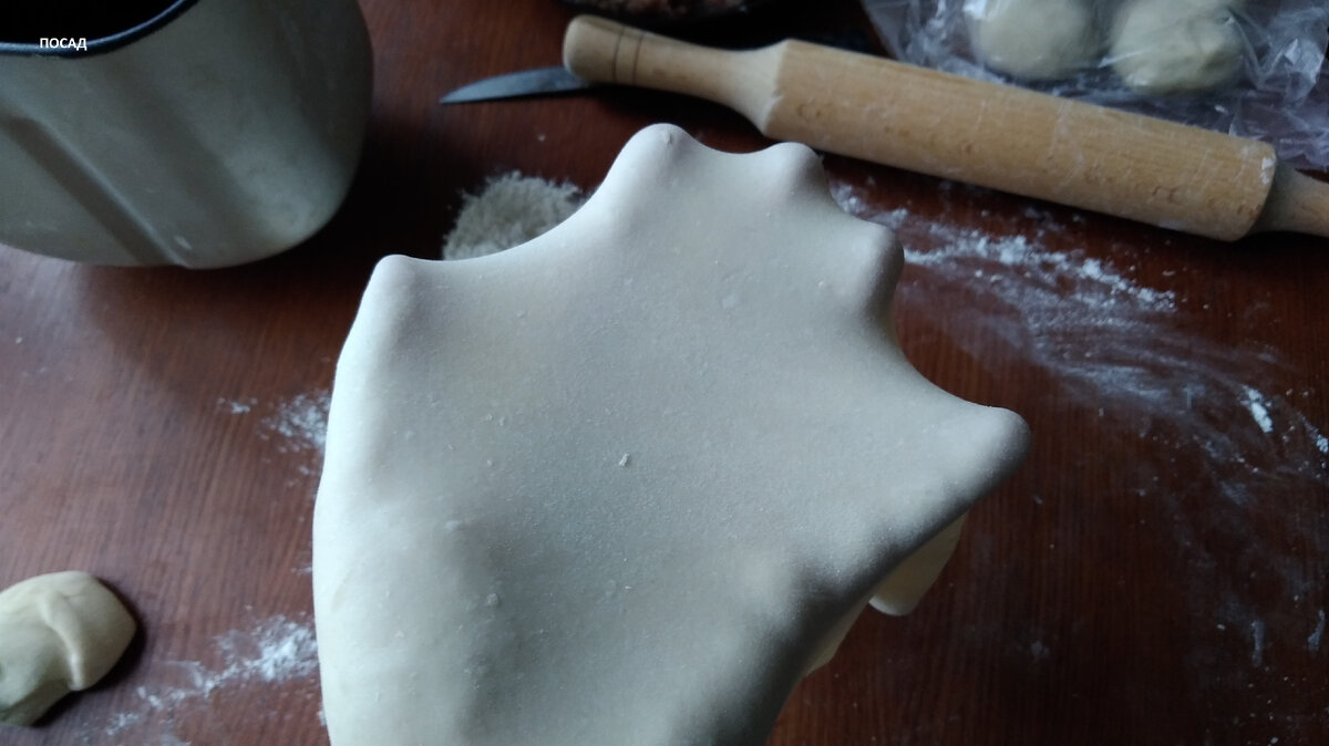 Тесто должно быть эластичным и одновременно прочным. Тогда при варке пельмешки не будут лопаться.