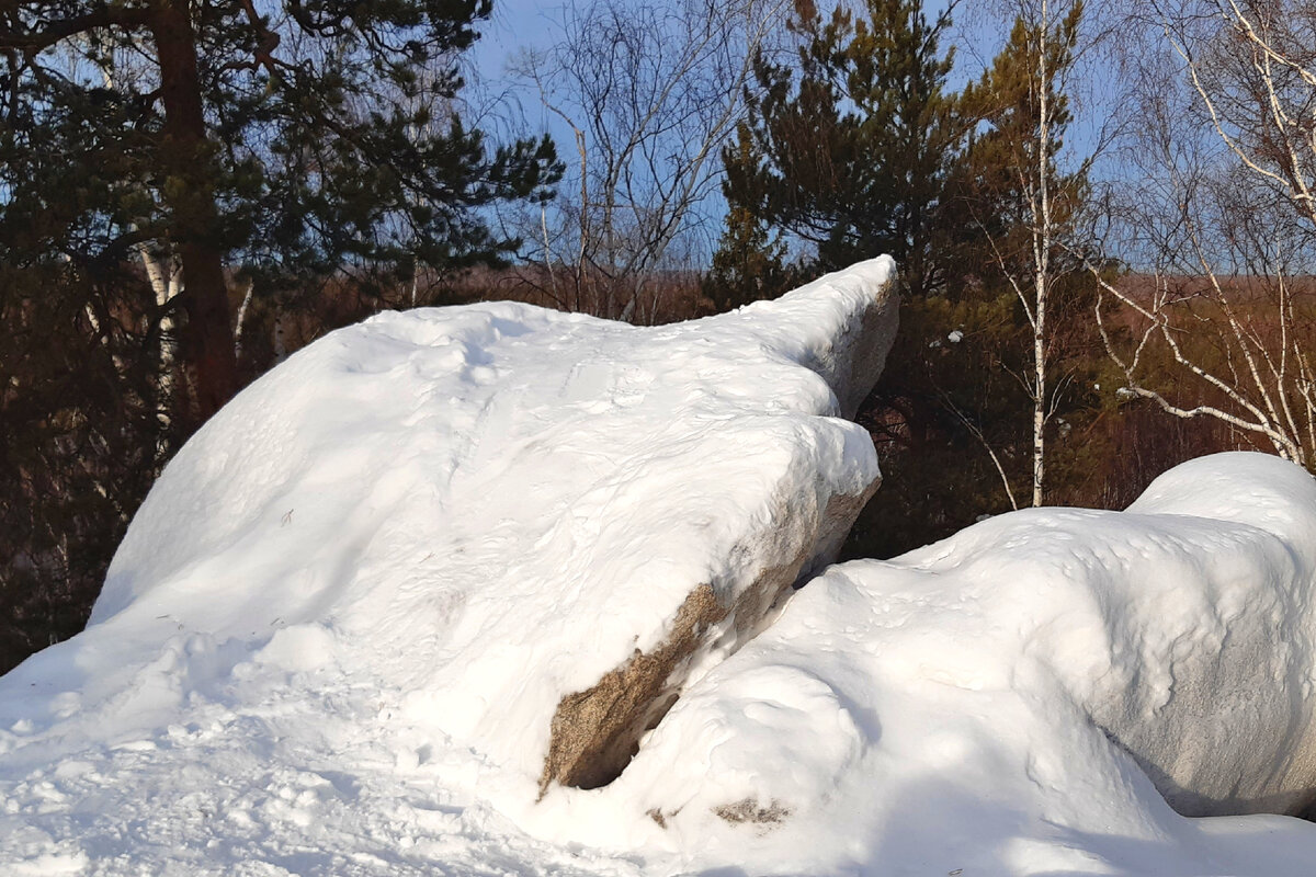 Вершину скального останца украшает камень, напоминающий готового расправить крылья сокола. Его очертания угадываются даже под слоем снега 