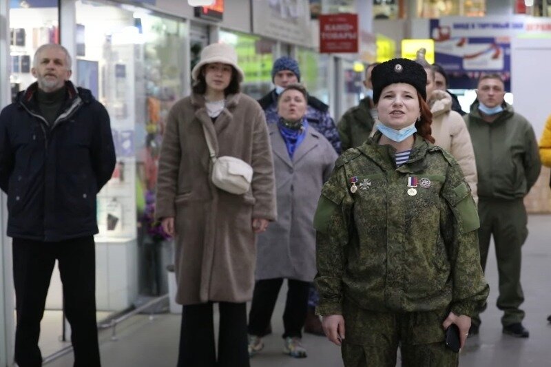 Люсьена Дейсар исполняет Гимн России вместе с жителями Донбасса