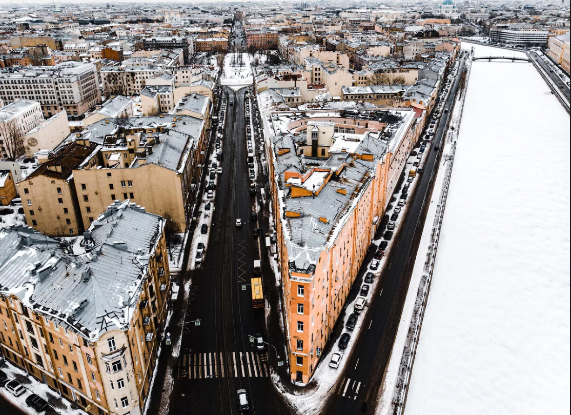 Расположенный в самом центре. Доходный дом Кудрявцевой в Санкт-Петербурге. Доходный дом в г Кудрявцевой дом утюг Садовая ул 128. Набережная реки Фонтанки, 199. Дом-утюг наб р Фонтанки д 199/Садовая ул д 128.