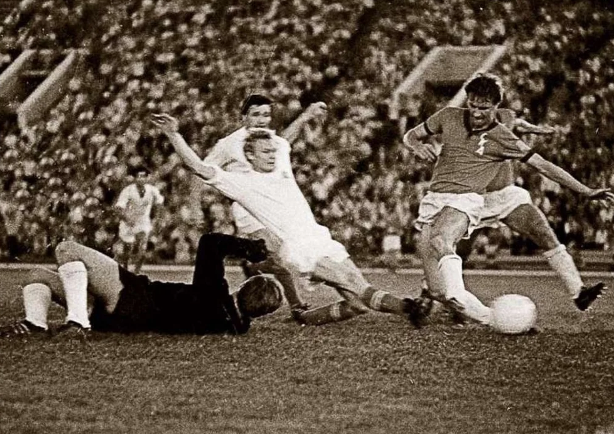 Николай Киселев забивает победный гол в финале Кубка СССР с ростовским СКА. 1971 год. Фото РИА Новости