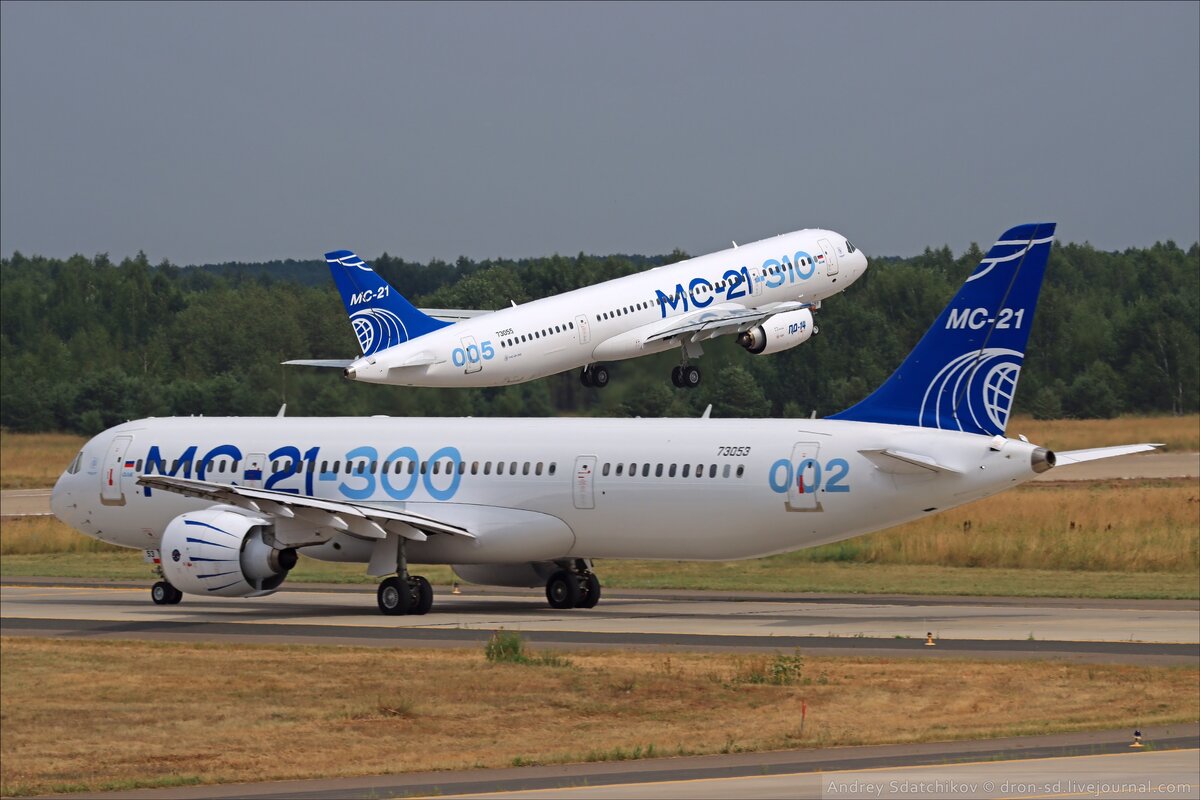 МС-21-300 и МС-21-310  во время авиасалона МАКС-2021