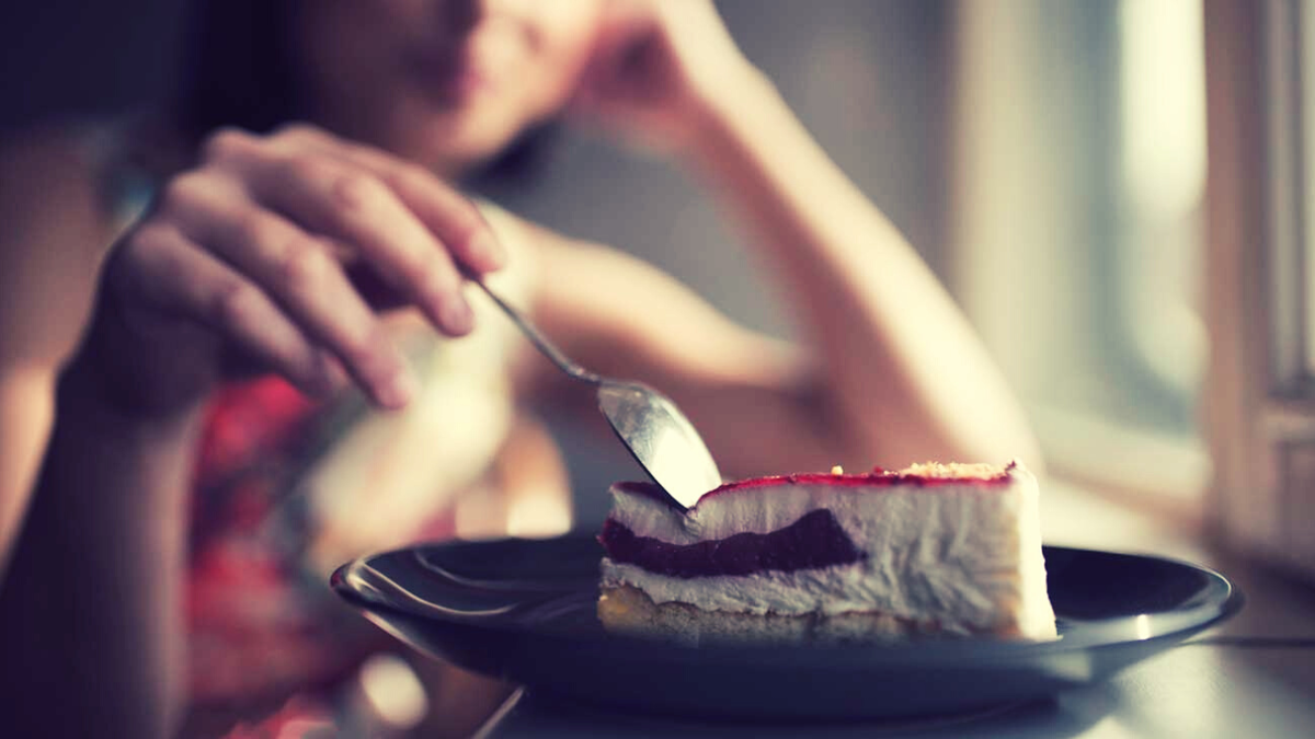 Сладости боли. Девушка кушает. Человек ест сладкое. Зависимость от сладкого. Девушка ест торт.