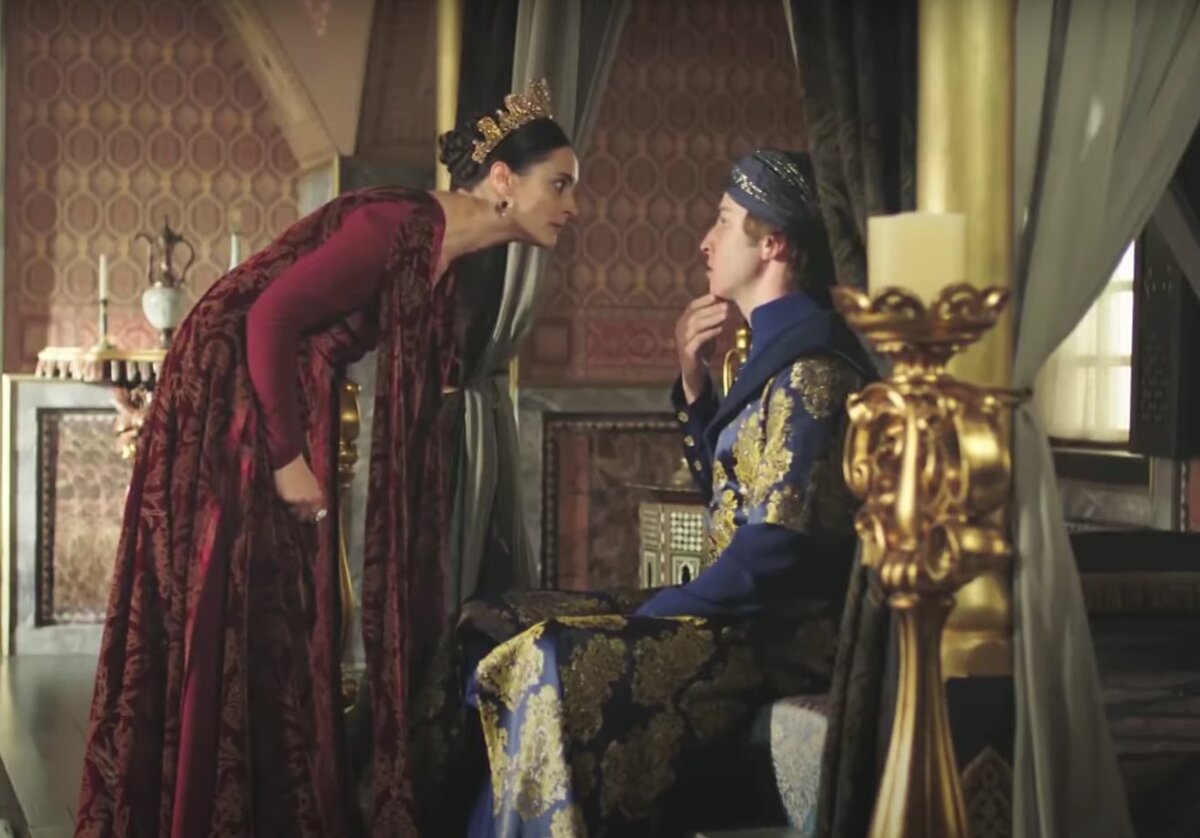 Кадр из сериала "Кёсем Султан". Халиме отчитывает сына за то, что он не заводит отношения с наложницами и не продолжает род.