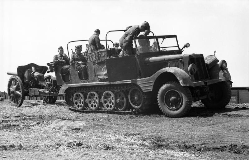 Sd.Kfz. 11 (Sonderkraftfahrzeug 11) — полугусеничный артиллерийский тягач вермахта времён Второй мировой войны