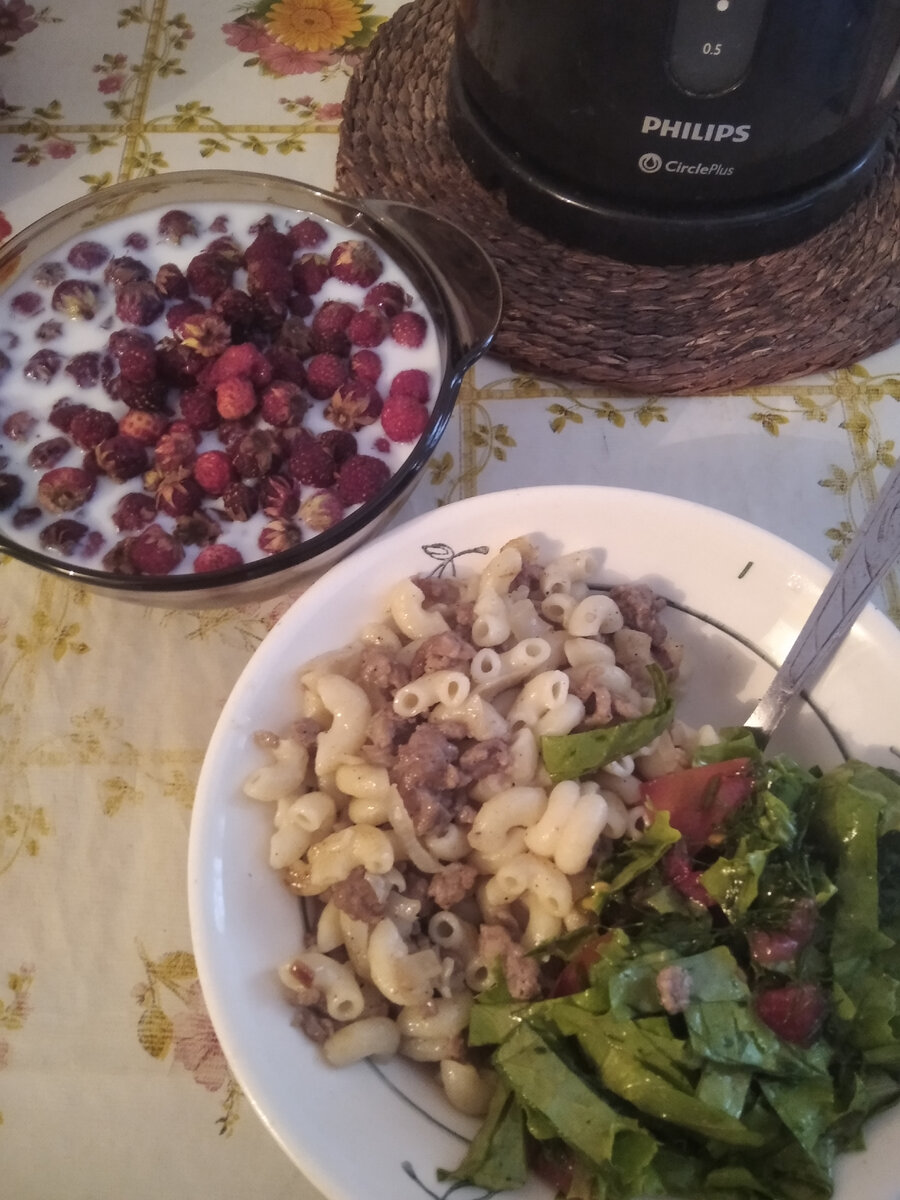 На обед макароны по-флотски, салат из помидоров и зелени, клубника с молоком