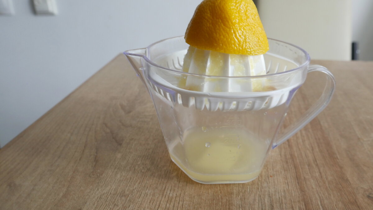 Вы же помните, что перед выдавливанием сока, лимон нужно покатать по столу, надавливая на него. И катать до тех пор, пока он не станет мягким. Тогда удастся выжать сок по максимуму. 