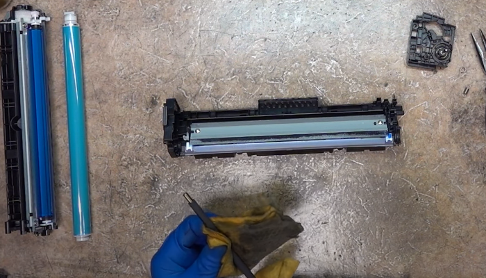 Фото 41. Снятые приводные шестерни ролика проявки и ролика подачи тонера