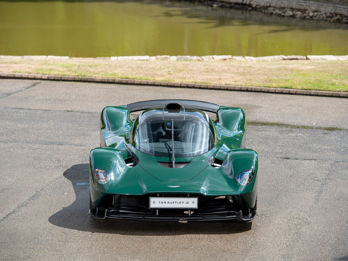 Aston Martin Valkyrie синего цвета