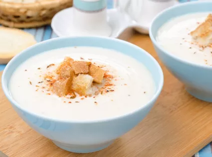 Чтобы за обедом не было скучно, можно сварить на все дни недели цветные супы. Тогда все домочадцы будут ждать обед с нетерпением и радостью