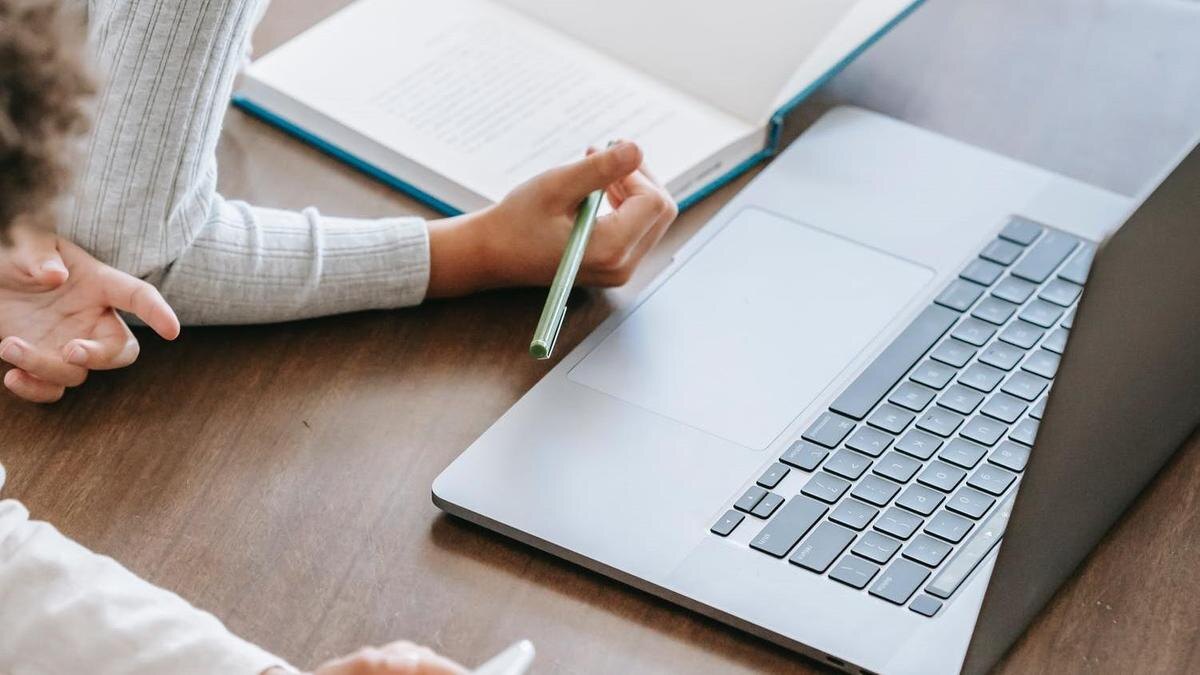    Дети занимаются за ноутбуком:pexels.com
