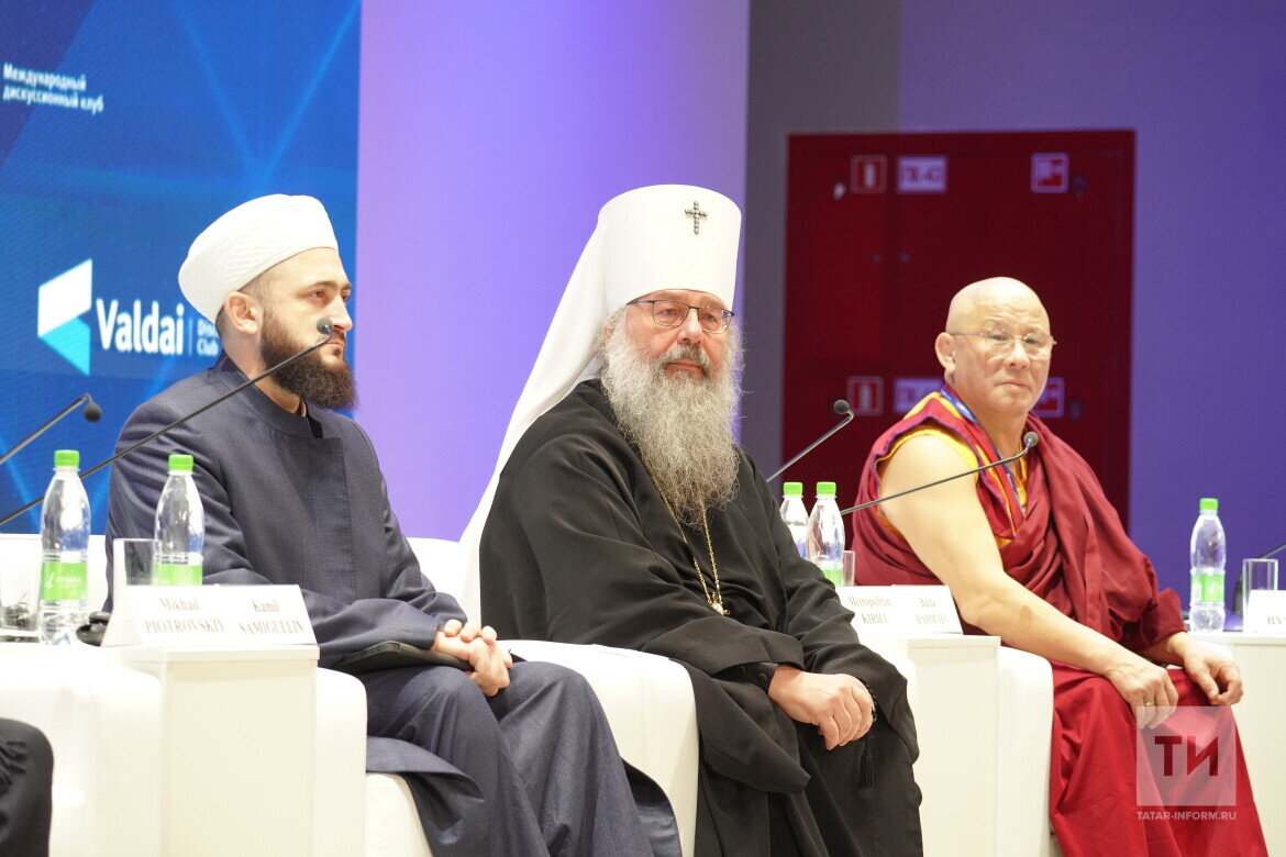 ​На сцене были представители трех главных религий России. Фото: © Владимир Васильев / «Татар-информ»