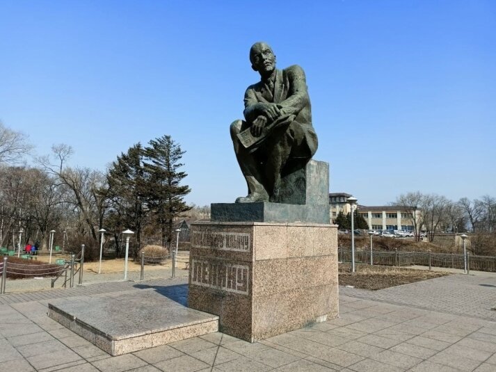 Памятник сидящему Ленину в Находке, фото ИА Nakhodka.Media