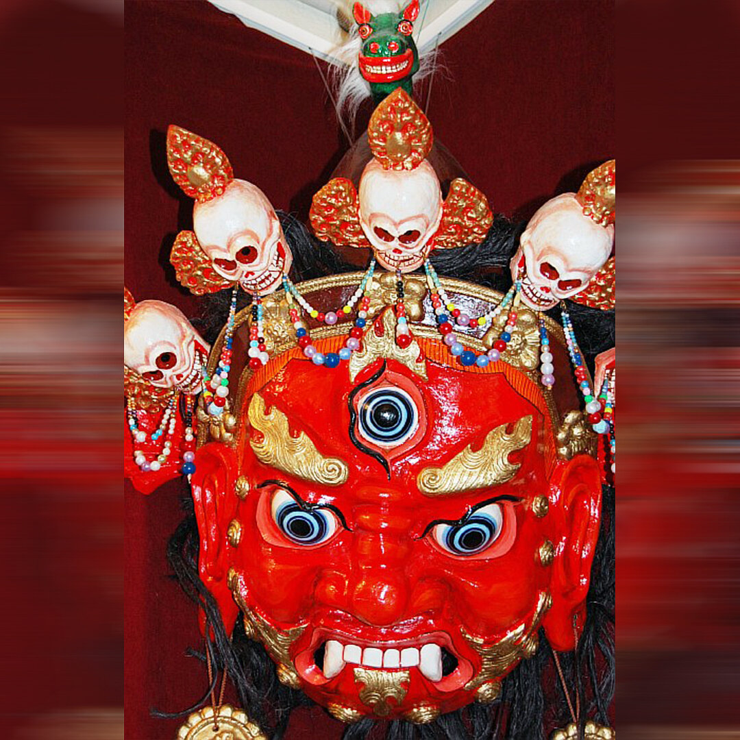 Маская Хайягривы с маленькой головой лошади зелёного цвета над короной