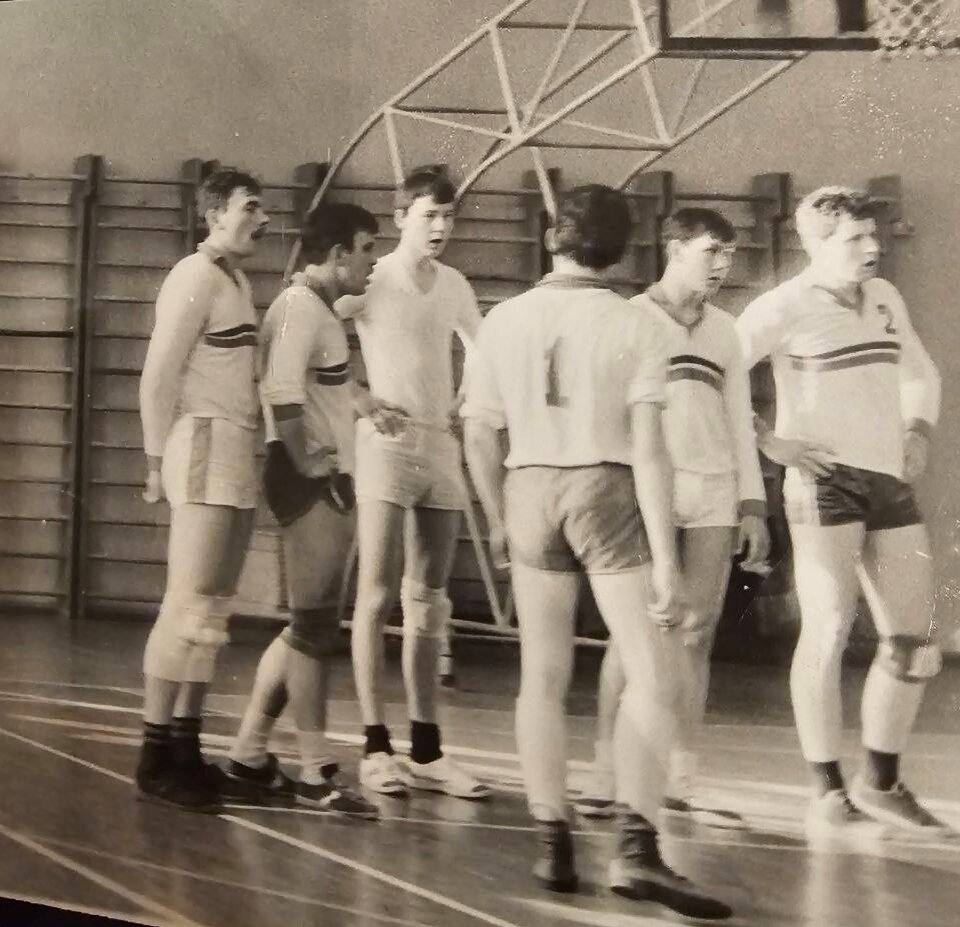 Волейбольная команда МВИМУ. № 1 — Коля Бойчук (стоит, к сожалению, спиной), №2 — Андрей Заика, в белой футболке без номера — Володя Пересунько.