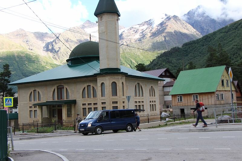 Мечеть в центре Терскола — самый приметный ориентир. Напротив Мечети — нужный нам поворот.