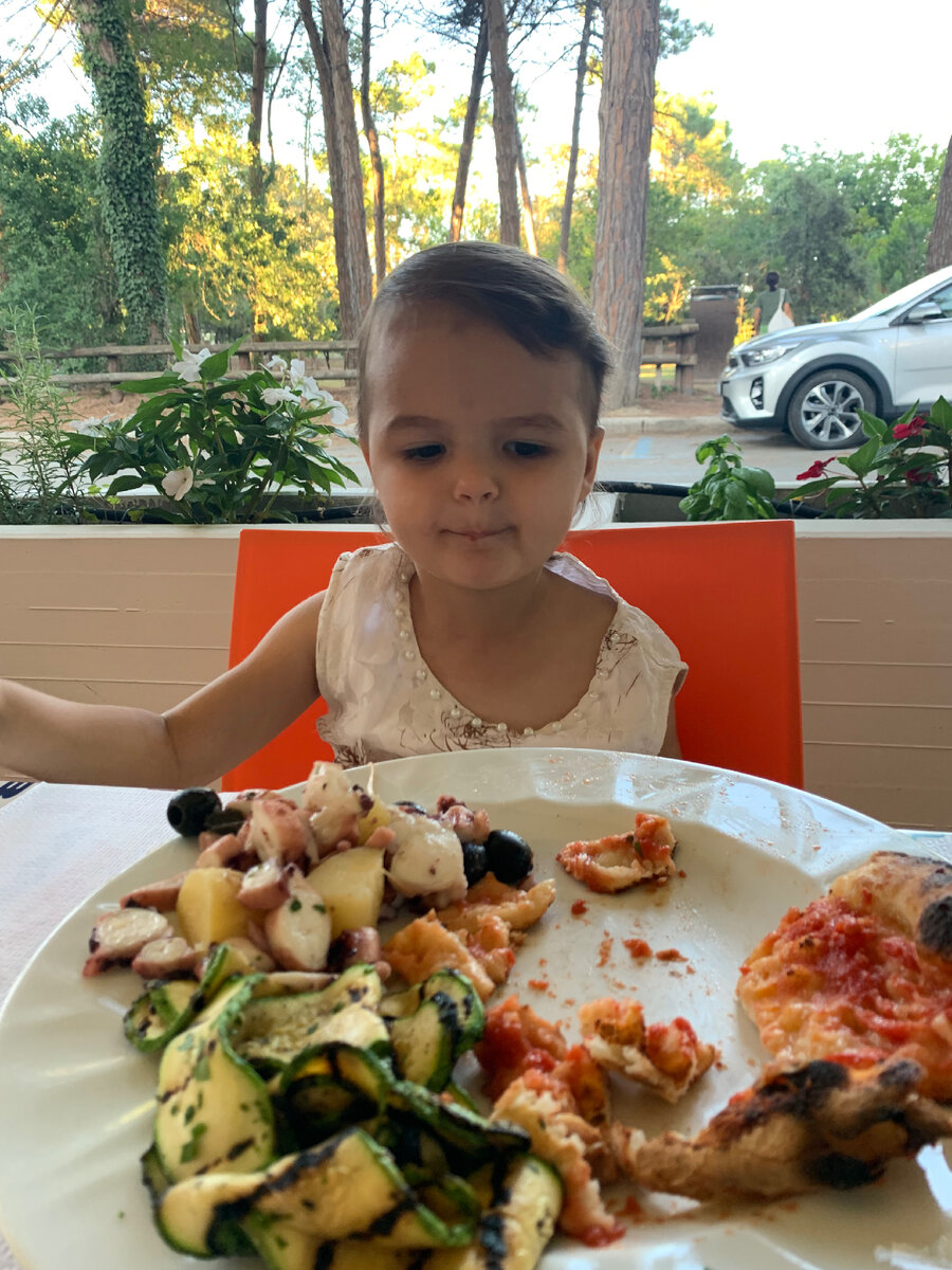 Катя облизывается