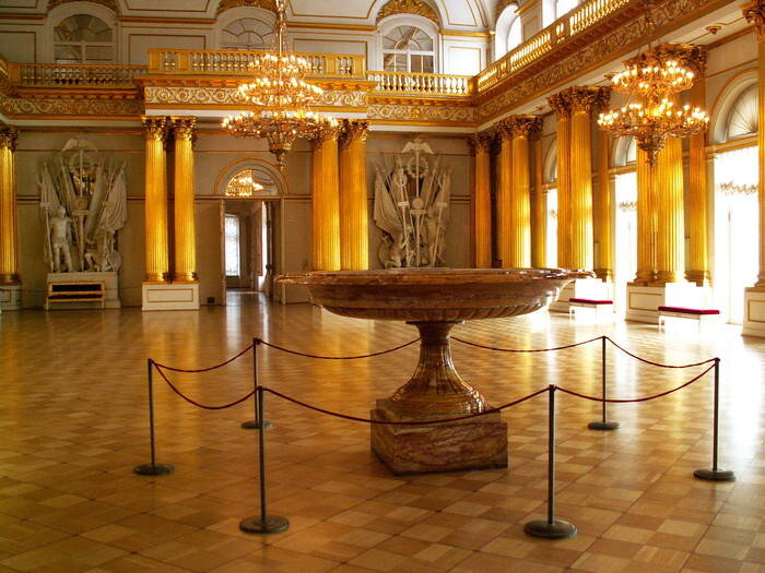 Сегодня ваза из таганайского камня украшает собой второй по величине зал Зимнего дворца — Гербовый.