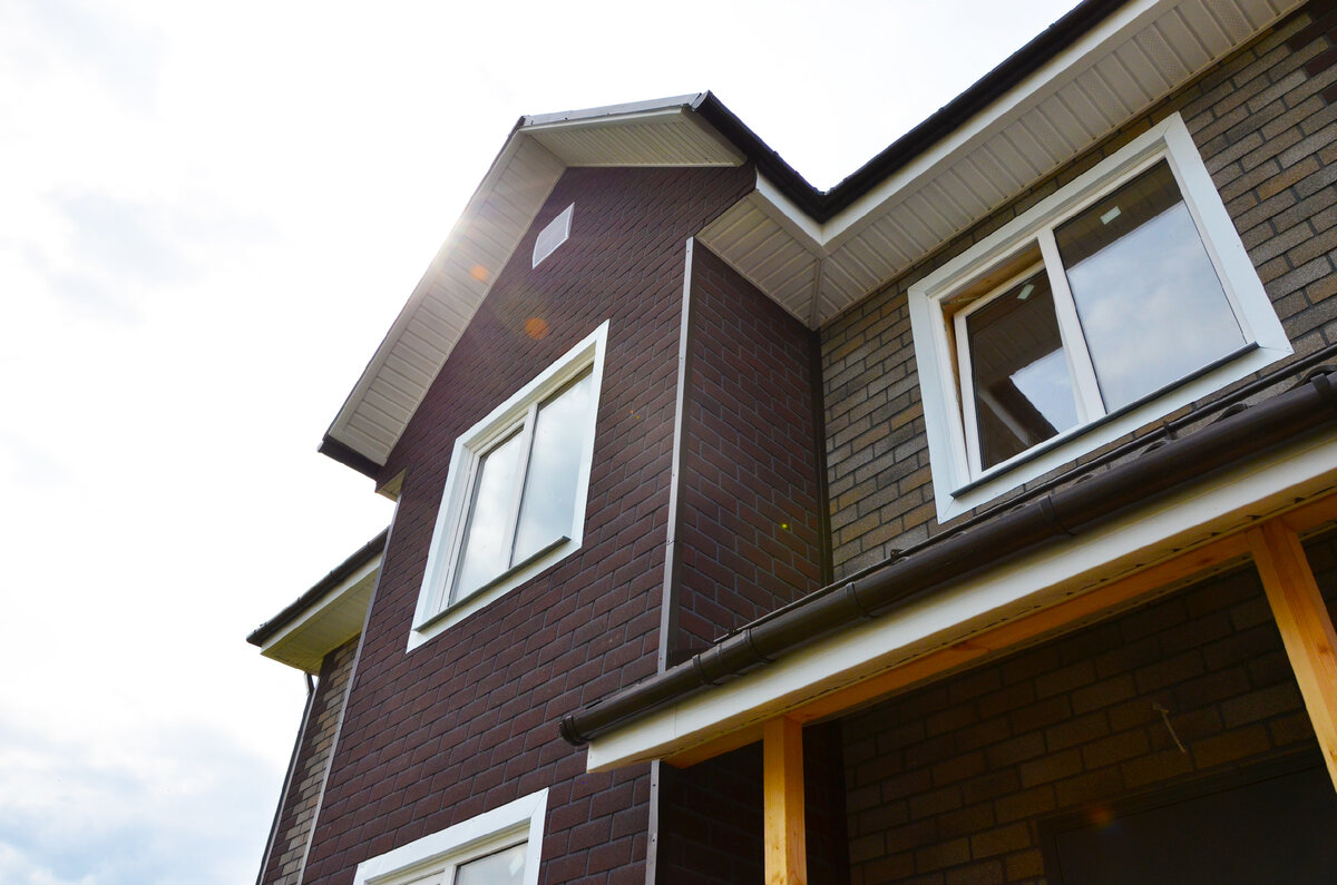 Наружная отделка выполнена из фасадной плитки HAUBERK по ОСБ-плите