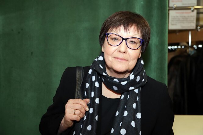 Ирина Петровская как специальный корреспондент "Известий" была удостоена премии "Золотое перо России" в 1994 г, а в 1999 г.- премии Президента РФ. Открытый источник.