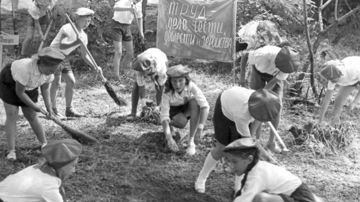 Как в СССР приучали детей к труду