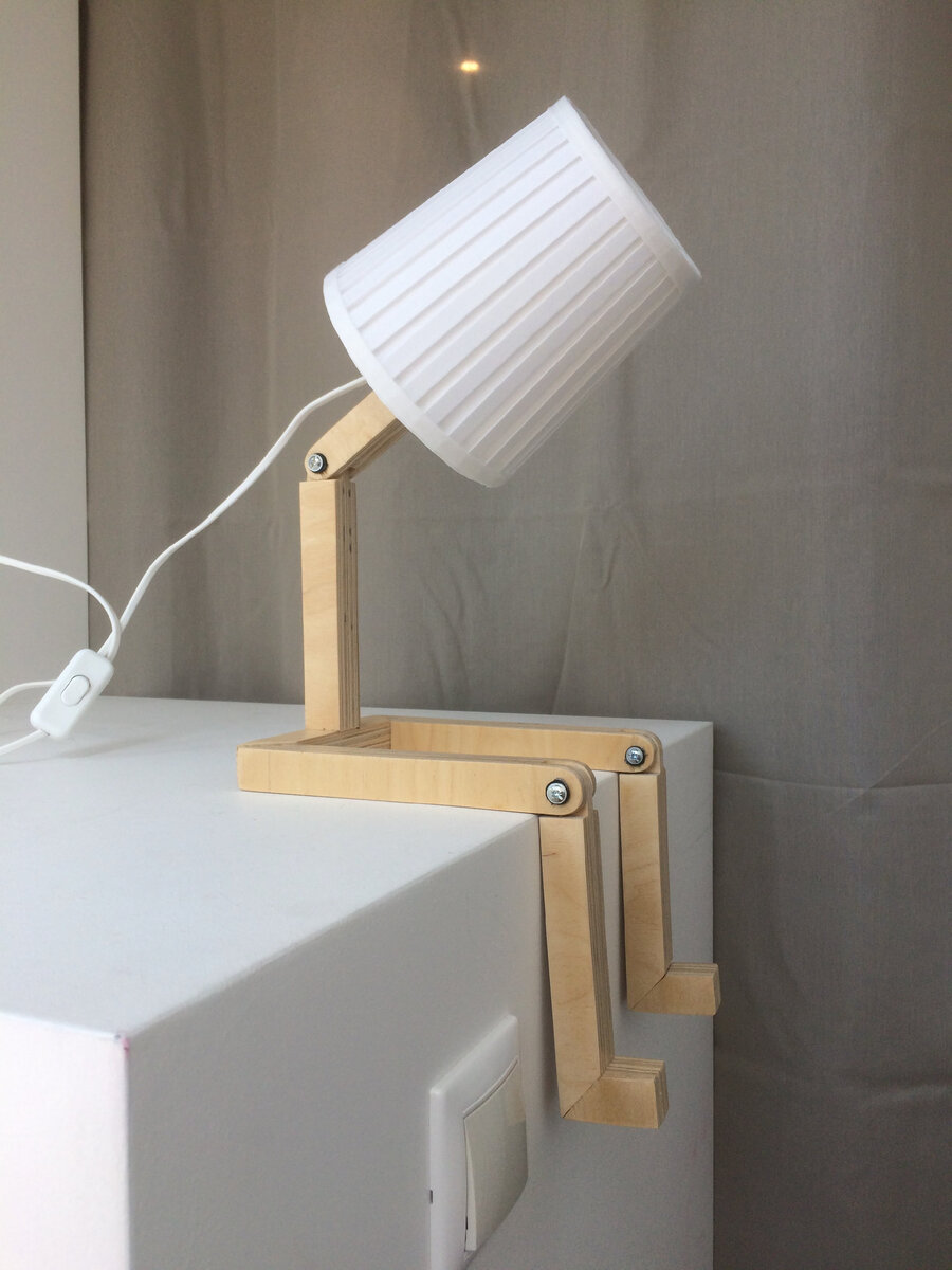 Даже лампа немного грустит 🤔