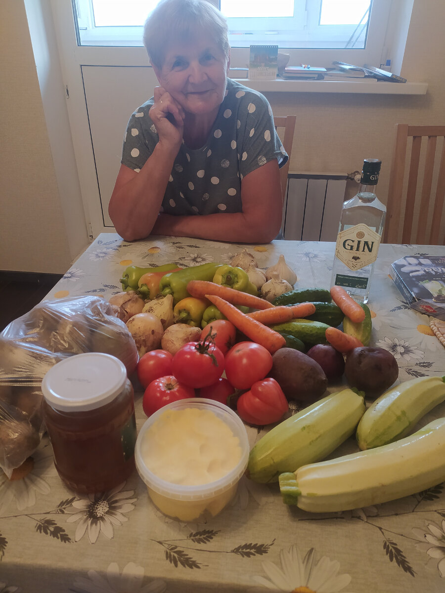 Сливочное масло от своей коровы, мёд со своей пасеки, овощи со своего огорода