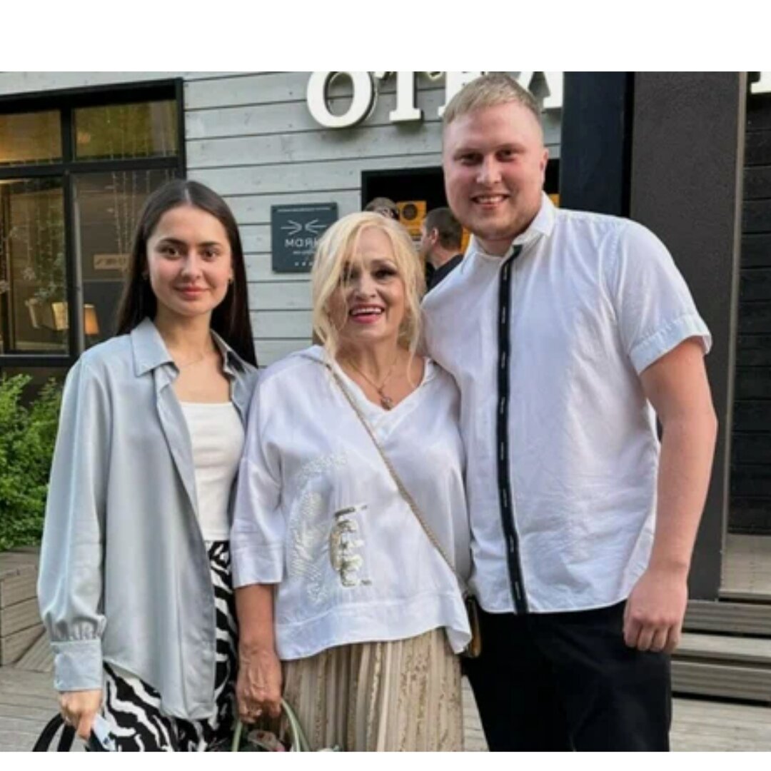 Н. Кадышева с поклонниками. Фото: yandex.ru