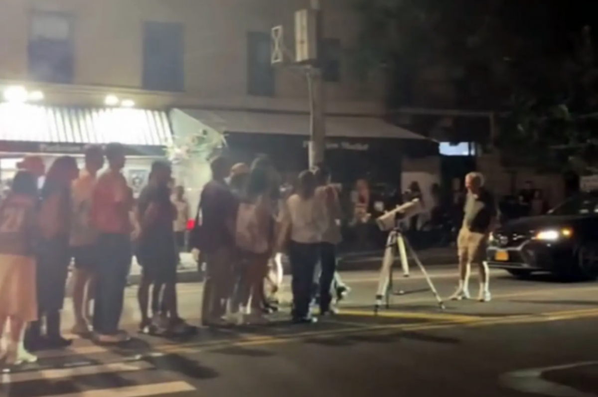    Нью-йоркский астроном установил телескоп на оживленном перекрестке