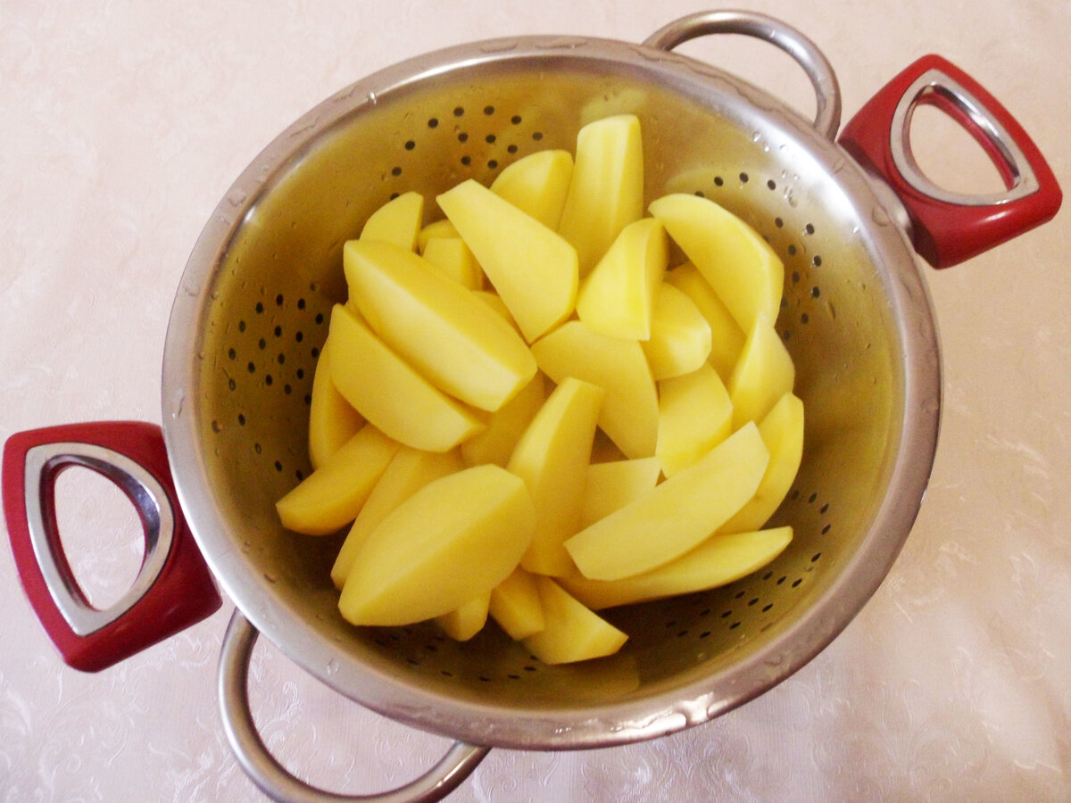Хочу поделиться с вами очень простым рецептом запеченной в духовке картошки со специями. Такой картофель послужит отличным гарниром к мясу, рыбе и дополнит любой овощной салат.-4