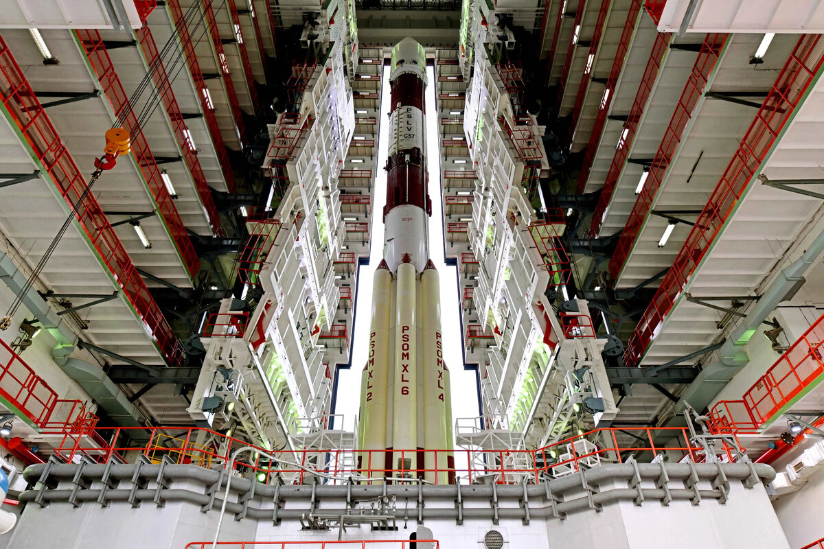 РН PSLV с Aditya-L1 перед транспортировкой на стартовый стол. Credit: ISRO.