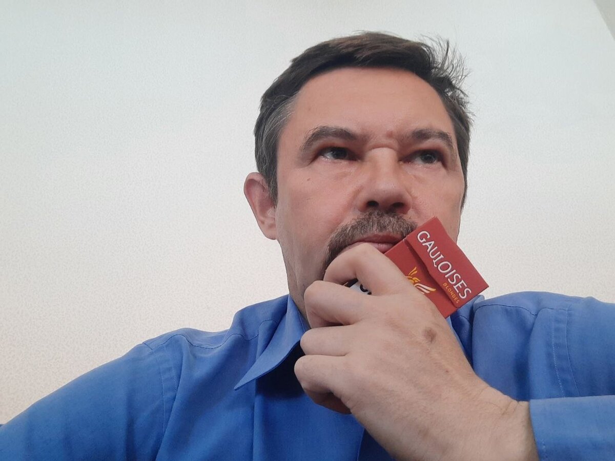 Это я думаю над очередной темой для канала. Можете даже по картинке легко найти мой профиль в ВК