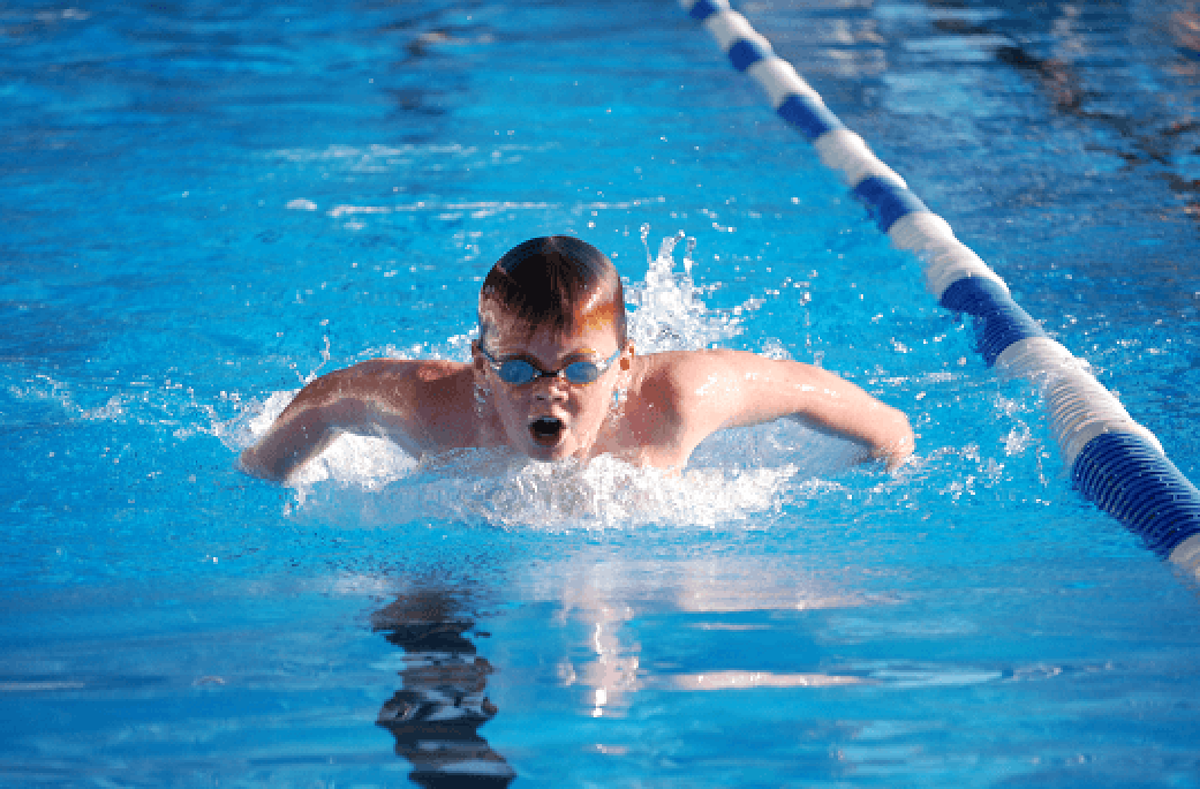 Swimming story. Плавание дети Баттерфляй. Баттерфляй 7 лет плавание. Юноши в бассейне. Дети пловцы.