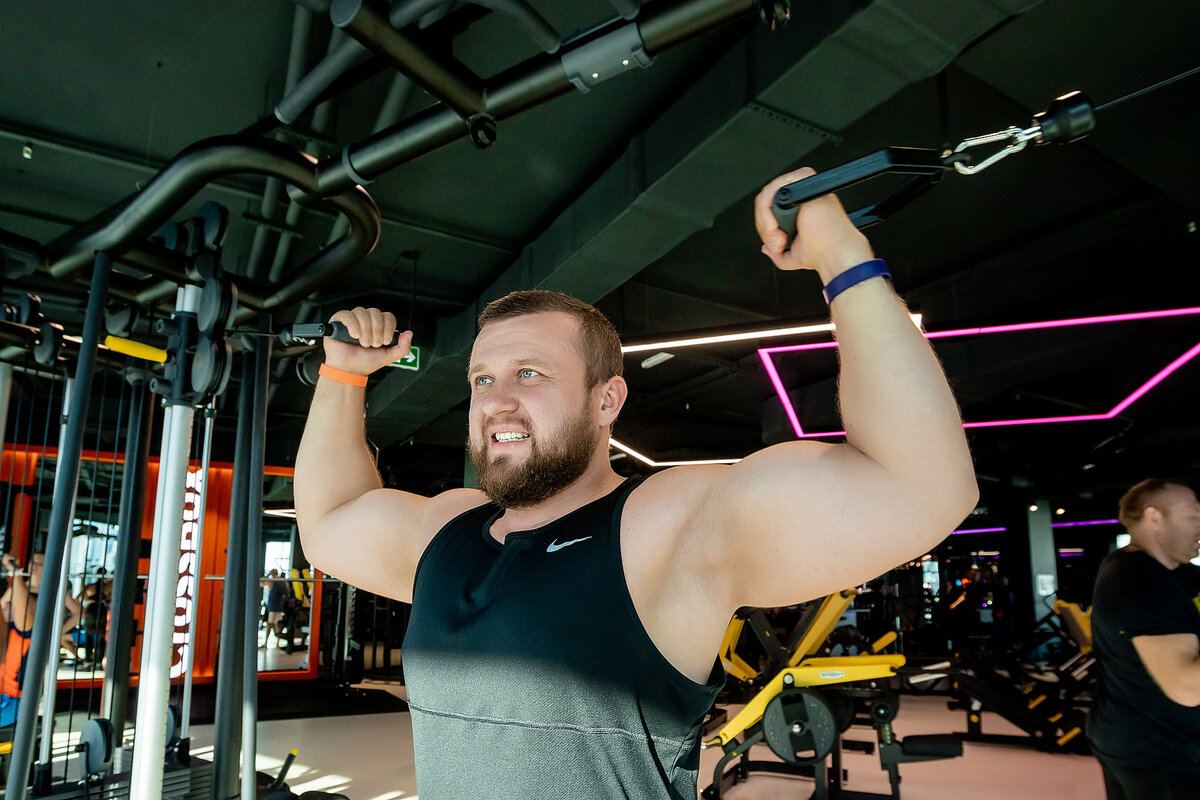 Многие считают, что накачать бицепс — сложная задача, а для некоторых и вовсе невыполнимая. Но так ли все безнадежно на самом деле? Спойлер: нет, совсем даже не безнадежно!