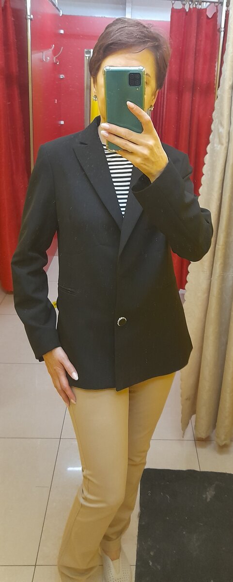 Пуговицу одну потеряли илисиезали.