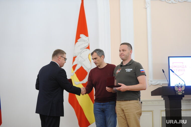    Юрий Подоляка (в центре) и Борис Подольный (справа) работают в Челябинске