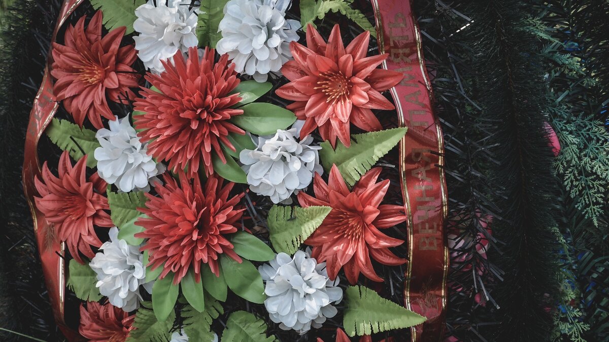     Новая для карельской столицы ритуальная услуга набирает популярность из-за дефицита мест на кладбищах, об этом сообщают региональные СМИ.