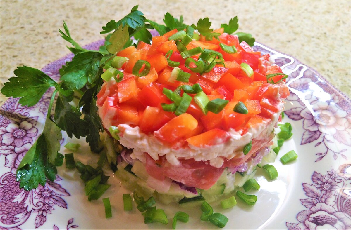 Слоеный салат из свежих овощей