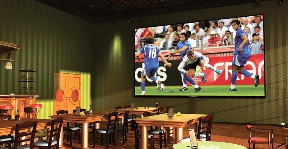 Спортивные трансляции. Спортивные трансляции в баре. Спорт бар футбол. Спортбар с большим экраном. Футбол на большом экране.