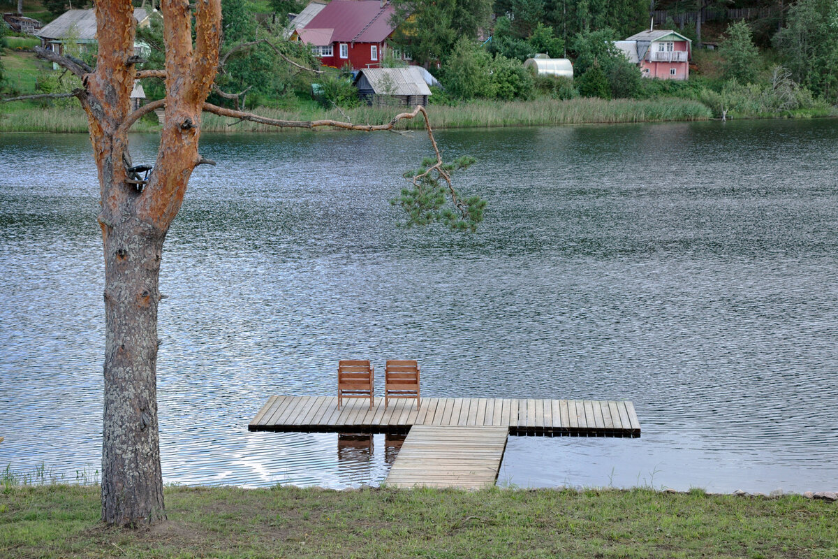 Место для созерцания на берегу озера Сяргиярви в деревне Нурмолицы.