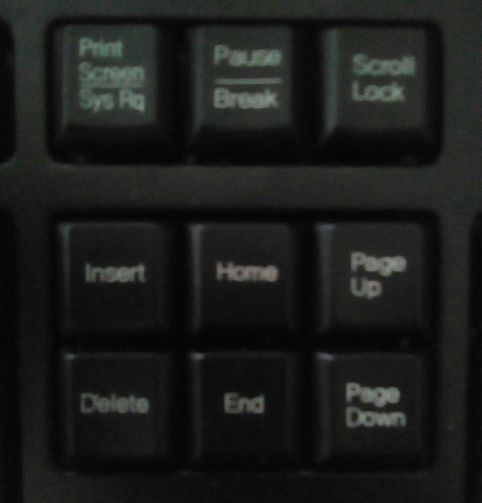 Клавиша Print Screen в левом верхнем углу.