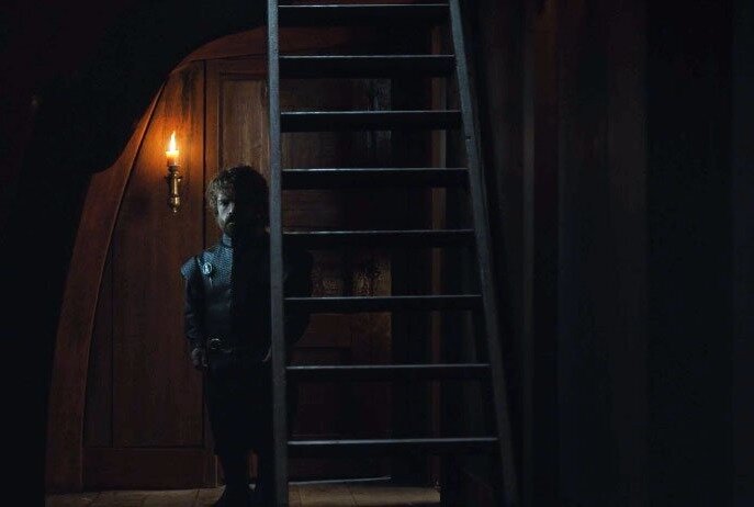 Тирион застал Джона Сноу у покоев Дейенерис. Возможно он обеспокоен тем, что его план о праве наследования престола провалится, если Дени забеременеет.