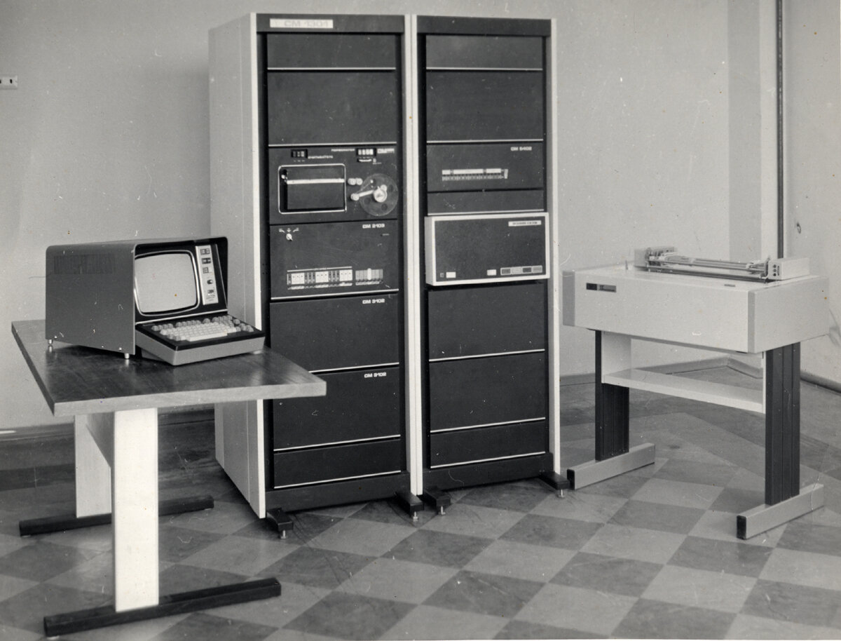 Третье поколение эвм фото. ЭВМ УМК-80. Компьютеры третьего поколения. Компьютер третьего поколения ЭВМ. Малые ЭВМ.