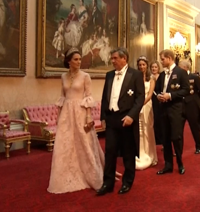 Дипломатический прием в Букингемском дворце. За Кейт идут Роуз и Гарри