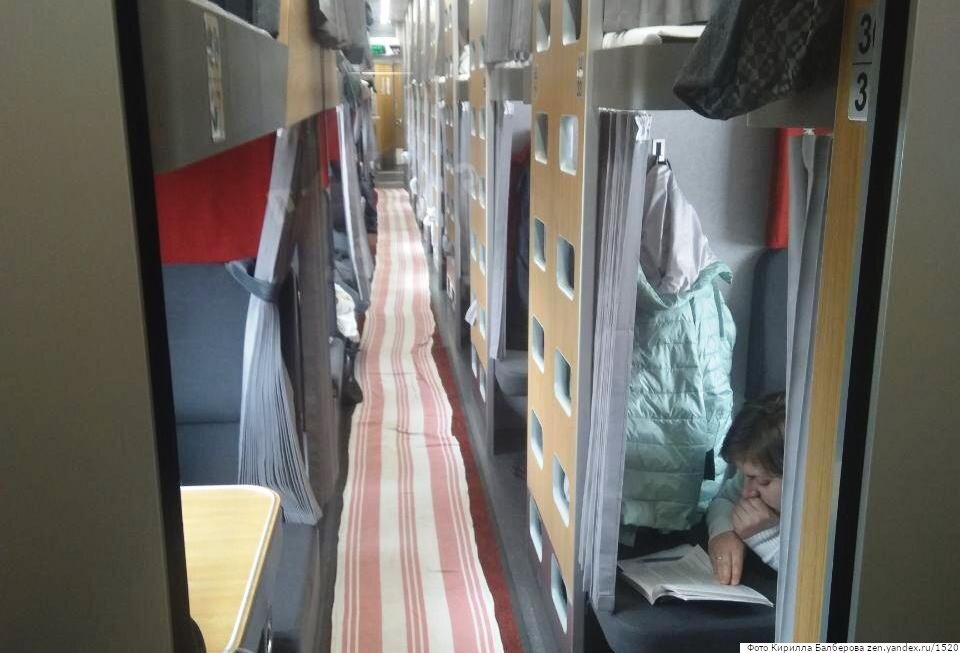 Шторы в плацкарте. Шторки в вагоне РЖД. Плацкартный вагон со шторками. Вагон плацкарт со шторками. Вагоны со шторками новые плацкартные.