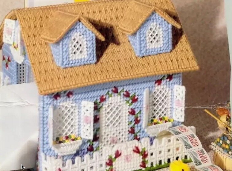 пластиковая канва вышивка домики. вышивка крестом на пластиковой канве. пластиковая канва вышивка домики. вышитые домики объемные. вышивка 3д домиков на пластиковой канве.