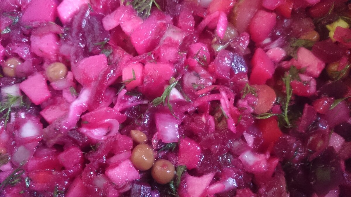 Винегрет в большой кастрюле - кажется, конца и края нет, но скоро будет съеден!