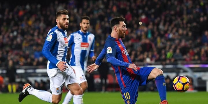 Лионель Месси ("Барселона") любит забивать "Эспаньолу"